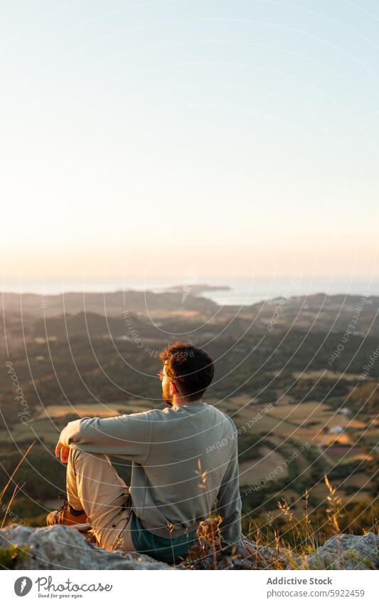 Anonymer Tourist, der vom Berg aus die landwirtschaftlichen Felder und das Meer betrachtet Reisender bewundern MEER Berge u. Gebirge Schonung Natur Landschaft