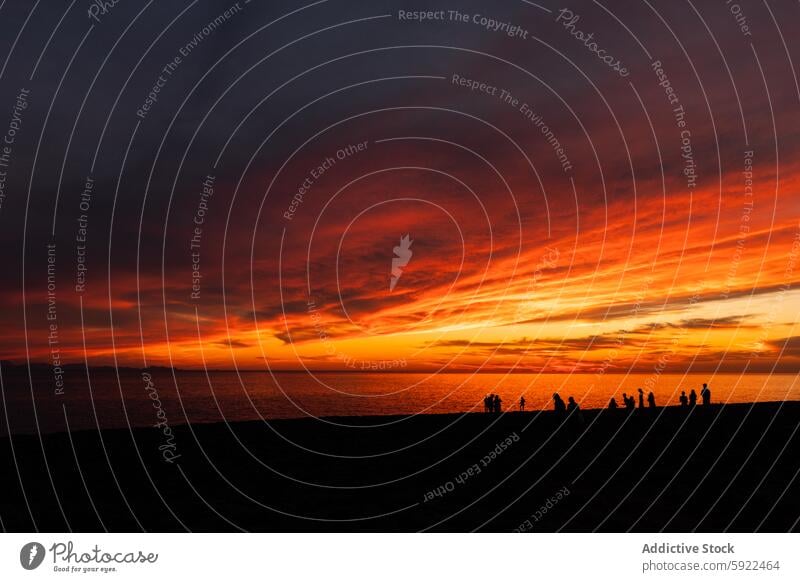 Reisende Silhouetten betrachten das Meer vom Strand bei Nacht Himmel wolkig Abenddämmerung Reisender Natur Meereslandschaft Landschaft Ufer MEER glänzend Sonne