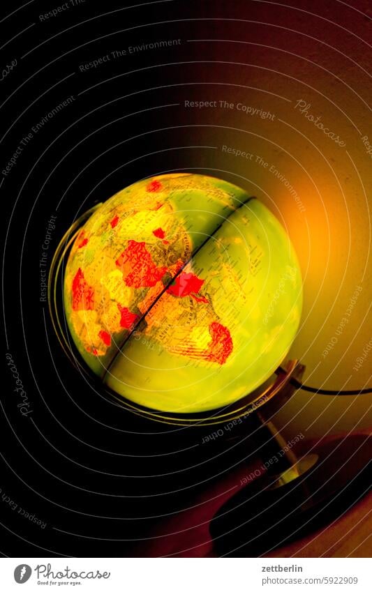 Globus mit Beleuchtung beleuchtung dunkel dunkelheit erdball erde erdkunde erdteil afrika erleuchtung geografie globus hell helligkeit licht ozean klima