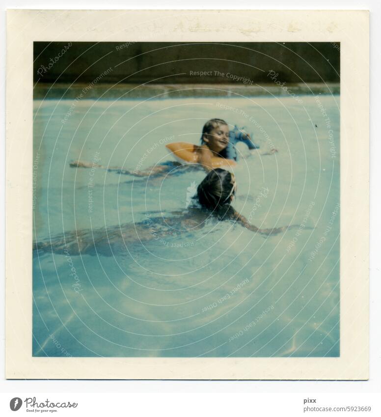 Polaroid von zwei zwischen 4 und 7 Jahre üben schwimmen in einem Pool. Eins der Kinder trägt einen Schwimmreifen, der ein Seepferdchen darstellen soll.