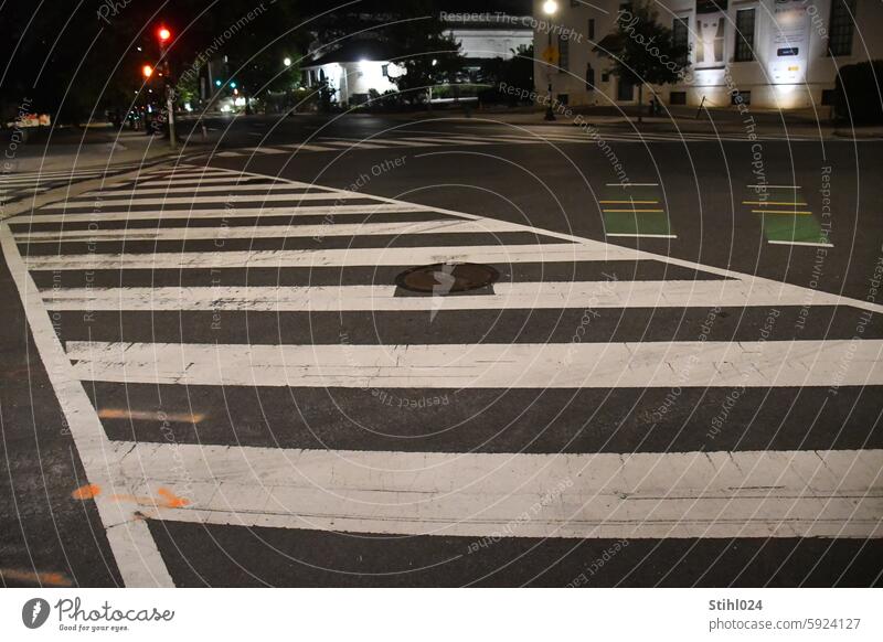 Straßen-Kreuzung mit breitem Zebrastreifen in USA kreuzung Straßenkreuzung Streifen schwarzweiß gestreift Nacht NAchtaufnahme Asphalt Straßenbeleuchtung