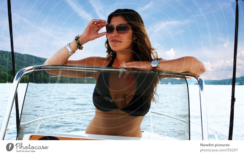 see Sommer Model Frau Ferien & Urlaub & Reisen Bikini Sonnenbrille Wasserfahrzeug See Physik Wellen Erotik Frauenbrust Körper Wärme