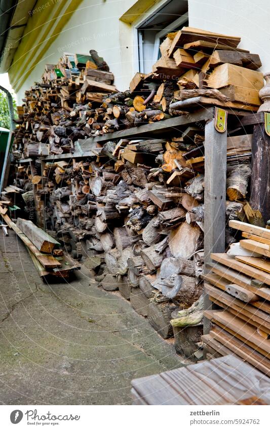 Holz hinter der Hütte holz brennholz kaminholz bauholz regal holzregal scheite brett bretter holzscheite balken ofenheizung verbrennung nachwachsende rohstoffe