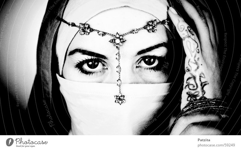 indian princess Frau Porträt Indien schwarz weiß Hand Schleier Schmuck Halskette Kopfbedeckung Naher und Mittlerer Osten Gesicht Auge Mensch Blick Tuch
