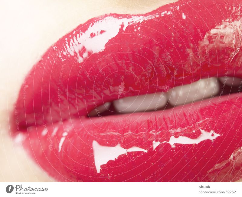 lippencloseup - lipgloss bissfest Lippen rot weich Lippenstift Frau feminin verführerisch extrem gefährlich Küssen knackig Lipgloss rosa zart Mensch erotic