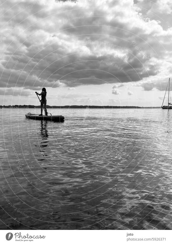 Mädchen fährt auf einem SUP auf der Ostsee Stand up paddling Wassersport Wassersportart Person Sommer Sommerurlaub Freizeit & Hobby Freizeitaktivität