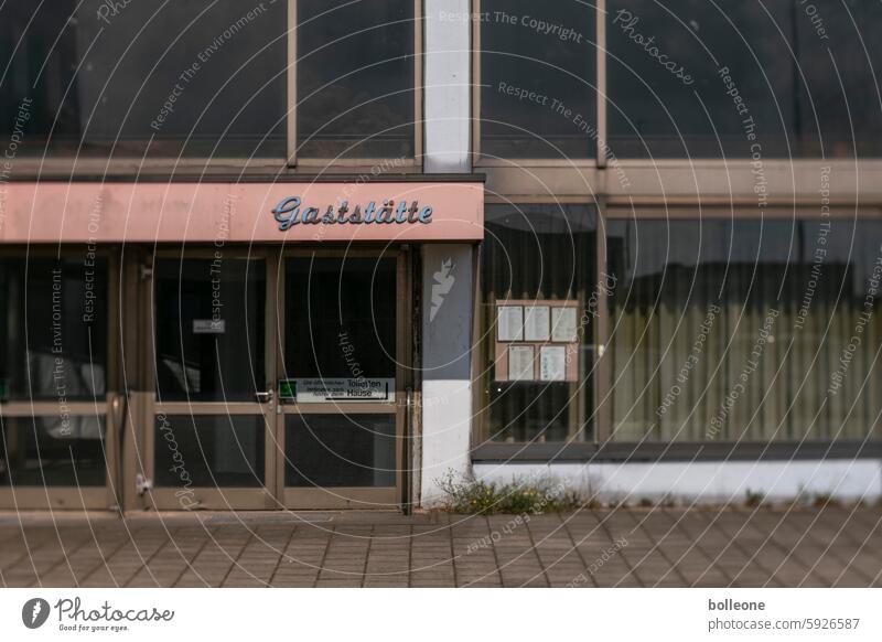 Eingang einer schon lange geschlossenen Gaststätte gaststätte Eingangstür retro Retro-Farben lost places Vorhang Vorhang zu Unkraut Glasfenster Bremerhaven