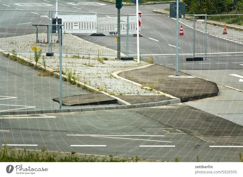 Abgesperrte Straßen abbiegen ampel asphalt auto ecke fahrbahnmarkierung fahren ferien fortbewegung gerade geschwindigkeit hauptstraße hinweis kante kurve licht