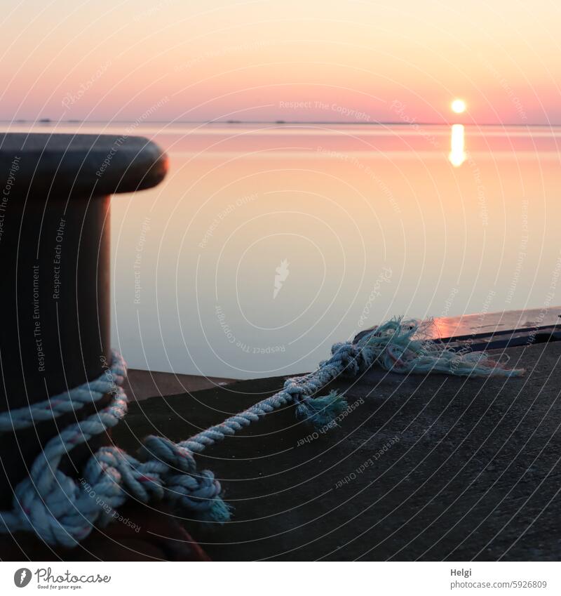 Hallig Gröde | bald geht das Licht aus ... :-( Sonnenuntergang Schatten Anleger Seil Festmacher Wasser Meer Nordsee Abendsonne Stimmung Spiegelung