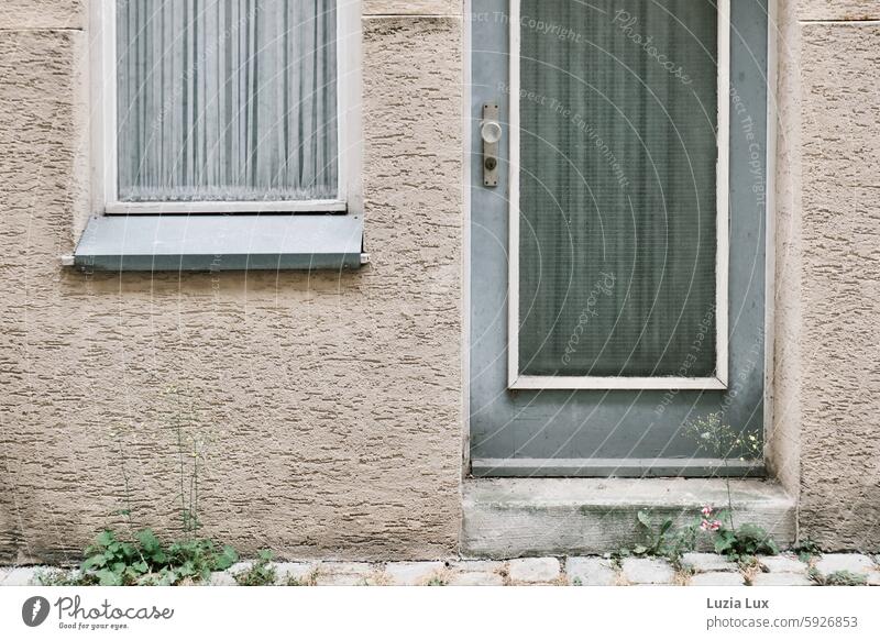 Es war einmal... vor einem alten Hauseingang machen sich Überlebenskünstler breit urban zuhause interessant altmodisch Häusliches Leben Schönes Wetter Licht