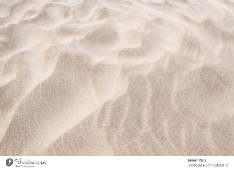 Windmuster auf dem Sand des Strandes, Textur einer Düne mit Wellen, die durch die Einwirkung des Windes entstehen Körner Natur wüst trocken trocknen Landschaft