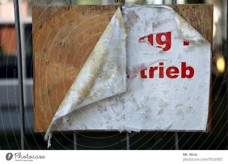 UT I Nur schweben ist schöner I g - trieb Schilder & Markierungen Hinweisschild Schriftzeichen Typographie Buchstaben außer Betrieb alt Brett Bauzaun Baustelle