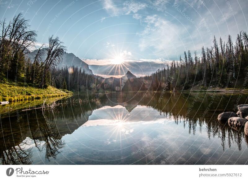 märchenhaft Sonnenstern Sonnenstrahlen Sonnenlicht Reflexion & Spiegelung weite Bergsee beeindruckend Ferne Fernweh besonders Natur Ferien & Urlaub & Reisen