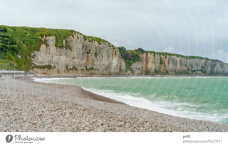 Rund um Fecamp in Frankreich Normandie seine-maritime Alabasterküste MEER Meer Klippe Felsen Gesteinsformationen Felswand Kieselsteine Küste Strand Kreidefelsen