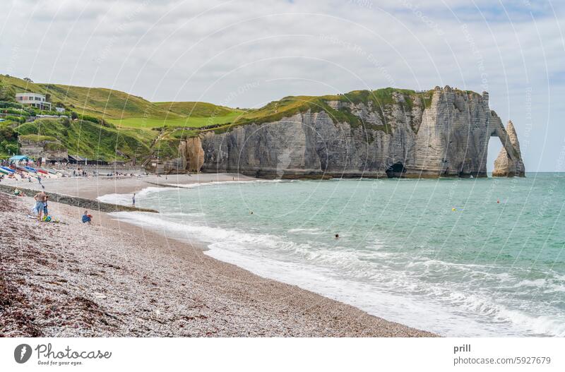 Rund um Etretat in Frankreich Étretat Normandie seine-maritime MEER Meer Küste Klippe Gesteinsformationen Strand Kreidefelsen Spazierweg Felswand Feiertage