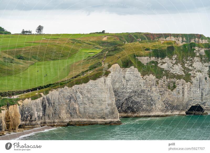 Rund um Etretat in Frankreich Étretat Normandie Golfplatz seine-maritime MEER Meer Küste Klippe Gesteinsformationen Strand Kreidefelsen Felswand Sommer Fußweg