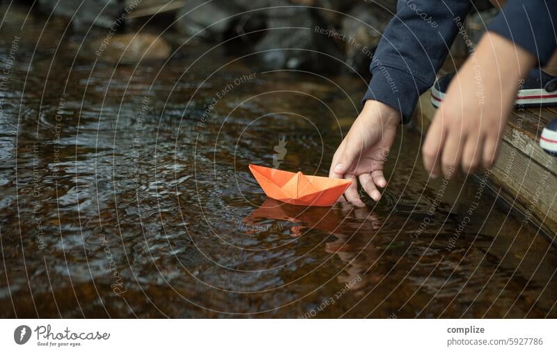 100 Tage Papierschiff Ziel Segelschiff Schifffahrt Strand Flussufer Küste Seeufer Wellen Natur Wasser Umwelt Kind Sonne Sommerurlaub Freiheit Tourismus