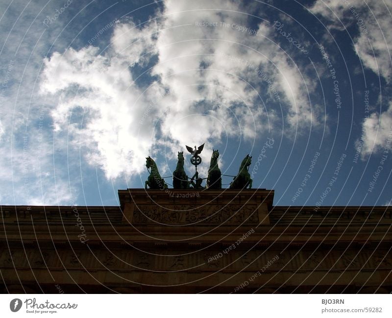 Muss man fotografiert haben... Europa Skulptur Brandenburger Tor Gegenlicht Cirrus Himmelsszene Denkmal Wolken Berlin Hauptstadt Ferien & Urlaub & Reisen
