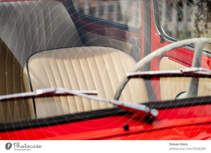 Interieur eines Oldtimers im Sonnenlicht Ledersitze Lenkrad gepflegt gut erhalten Auto Stil retro stilvoll Scheibenwischer rote Lackierung Detail Fahrzeug