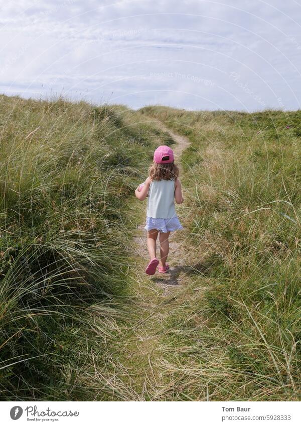 Mädchen in den Dünen rock kleid Cap pink Kleid Kaukasier erkunden Kindheit Urlaub Nordsee Norddeutschland Dänemark dühnenlandschaft hiking wandern Wanderung