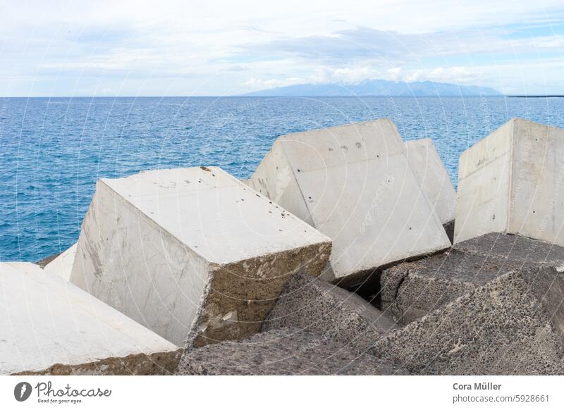 Würfelförmige Uferbefestigung am Atlantik auf Teneriffa würfelförmig Insel Meer Wasser Kubus Beton grau blau Himmel Kanaren Urlaub Schutz Brandung Küste Wellen