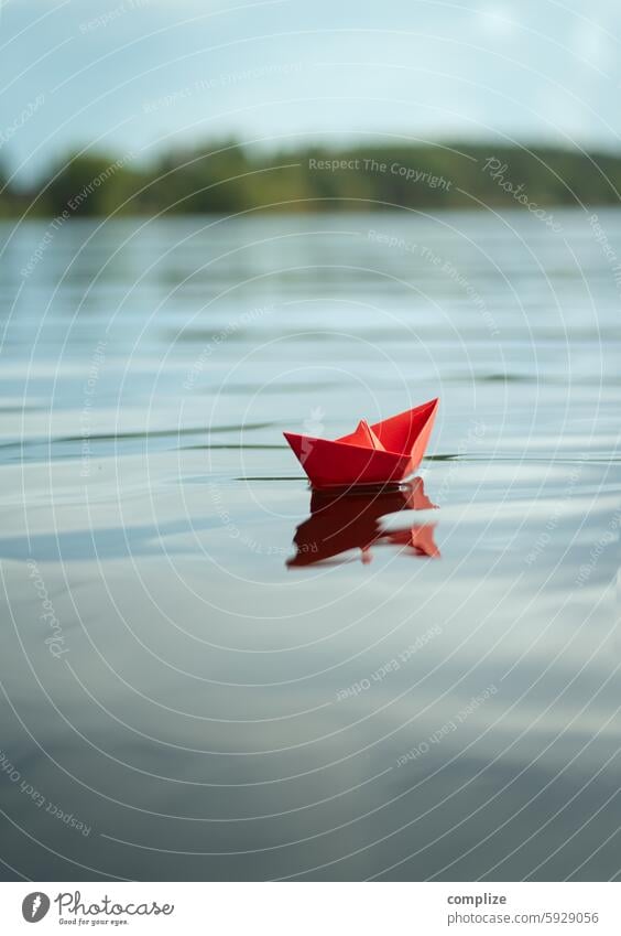 Auf zu neuen Ufern! papierschiff rot rötlich gefahr wellen sturm see meer wellig stürmig business alleine freedom frei freiheit voranschreiten boot segeln