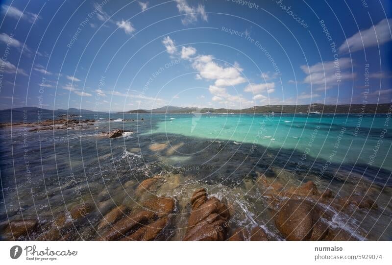 Sehnsuchtsort Sardinien Meer Strand Wasser Weite Berge Horizont Italien Sommer Wärme Pizza Wolken Traum Traumwetter Urlaub Erholung Einsamkeit Wellen