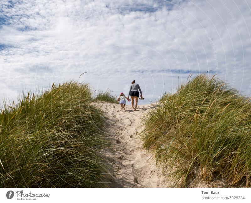 Mutter mit Tochter Hand in Hand in den Dühnen Frauenpower Kind Mutter mit Kind Landschaft Kindheit Mutterschaft Familie & Verwandtschaft