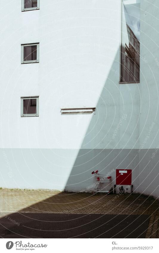 ut / nur schweben ist schöner / einkaufswagen Einkaufswagen trist Hauswand verlassen Fenster Wand Menschenleer Architektur