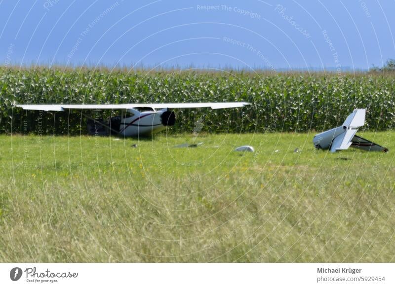 Flugzeugwrack auf einer Wiese, Flugzeugabsturz Unfall Fluggerät Luftverkehr Landschaft Absturzstelle Beschädigung. Trümmer Desaster Notfall Notfallreaktion