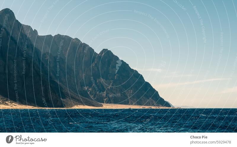 felsige Küste des Roten Meeres in Ägypten Rotes Meer Hintergrund Strand blau Wolken Tag weit Horizont heiß Insel Landschaft Berge u. Gebirge natürlich Natur