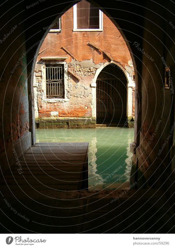 Hinterhof in Venedig Wasserstraße Lagune türkis Torbogen Italien Tunnel historisch Schatten Tunnelblick Durchblick alt Historische Bauten Menschenleer