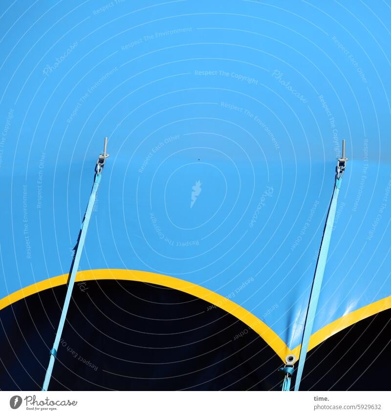 Spannsystem Zirkuszelt Plane Naht Abdeckung Hülle Schutz Sicherheit Abdeckplane Metall faltenwurf Detailaufnahme dicht funktional Schließtechnik Konstruktion