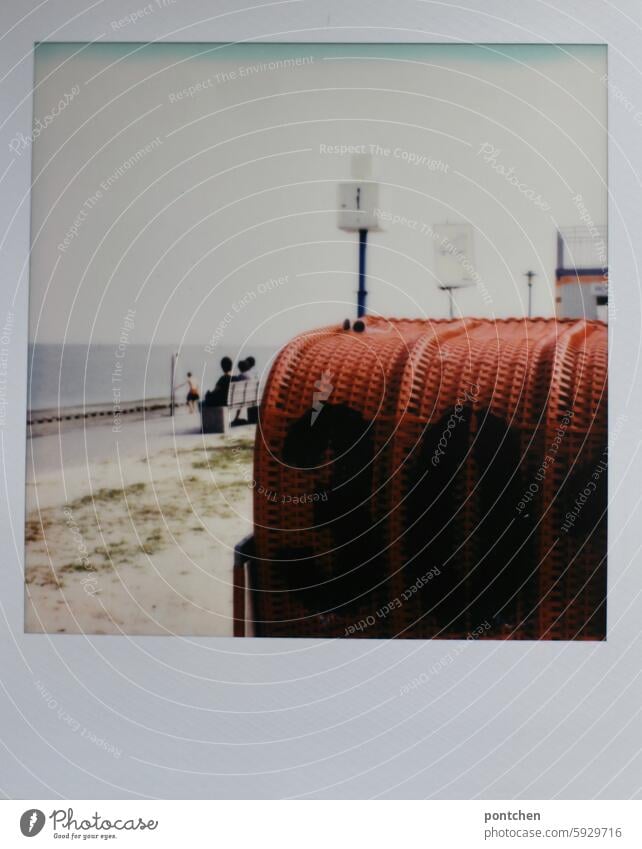 lost and found. fundstück. eine pinke sonnenbrille liegt auf einem roten strandkorb farbkontrast urlaub verloren verlust Reise nordsee polaroid