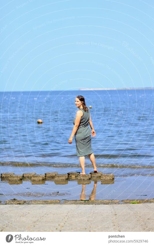 Freundlicher Blick zurück. Schön war’s frau blick abschied photocase freundlich