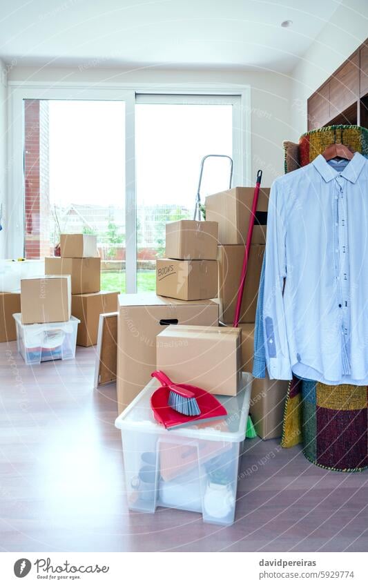 Wohnzimmer mit Umzugskartons brandneu heimwärts sich[Akk] bewegen Kasten Kleidung Hemd Kehrschaufel Kehrbesen Stapel Haufen Verpackung Haus lebend Raum