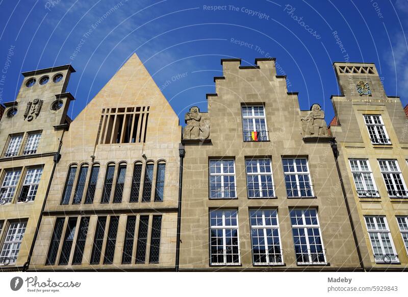 Schönes altes Kaufmannshaus und Altbau mit Treppengiebel in Beige und Naturfarben vor blauem Himmel im Sonnenschein am Prinzipalmarkt in der City und Altstadt von Münster in Westfalen im Münsterland