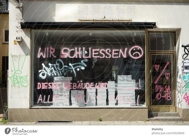 Geschäftsaufgabe eines Laden und Geschäft mit Pappkarton im Schaufenster eines Altbau in Naturfarben im Sommer bei Sonnenschein in der Altstadt von Münster in Westfalen im Münsterland