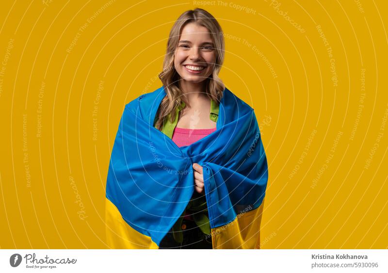 Glückliche junge Frau mit ukrainischer Nationalflagge. Ukraine, Patriot, Sieg, Fan Transparente schön zu feiern heiter clever Kultur osteuropa Bildung ethnisch