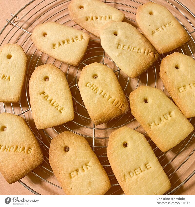 Familie :-) Plätzchen Kekse Namenskekse süß lecker backen Namensschilder Weihnachtsplätzchen Geschenkanhänger Lebensmittel selbstgebacken mit Liebe gemacht