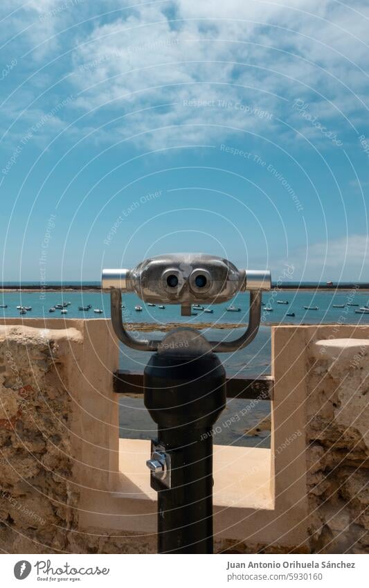 Ein Fernglas für Touristen ist an einem Aussichtspunkt installiert, der einen Panoramablick auf das Meer in Cádiz, Andalusien, Spanien, bietet. Cadiz Andalusia