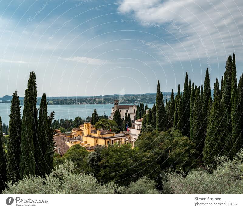 Dorf in den Bergen oberhalb des Gardasees Italien Landschaft Natur Lombardei Fotografie grün ländlich Hügel Europa