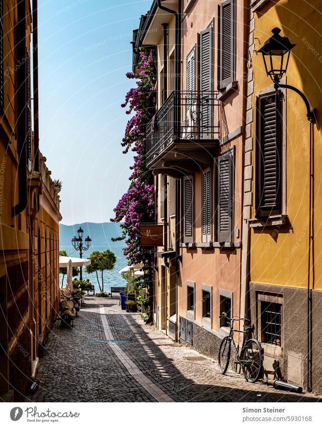 Strasse in einem Ort am Gardasee in Italien Straße Blick Wasser See Stadt