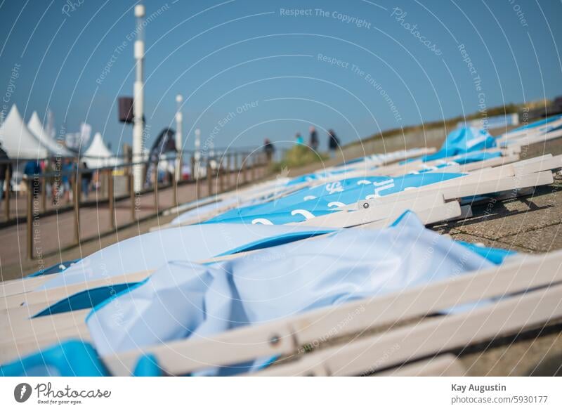 Liegeplatz Klappstühle Windig Ferien & Urlaub & Reisen Sommer Tourismus Küste Außenaufnahme Erholung Farbfoto Meer Sommerurlaub Himmel Natur Landschaft Wasser