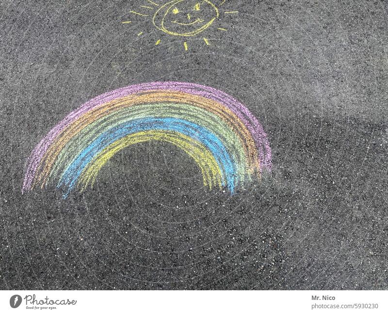 Sonne und Regenbogen Kreidezeichnung Strassenmalerei bunt Straßenkunst gemalt Asphalt kreativ zeichnen Himmelskörper Kinderzeichnung farbenfroh mehrfarbig Kunst