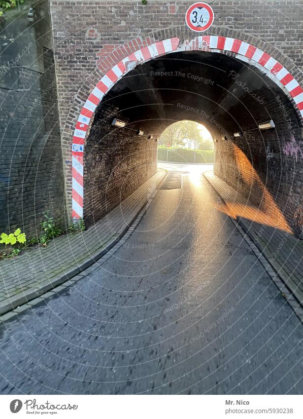 Unterführung Tunnel Licht Verkehr Straße Wege & Pfade Tunnelblick durchfahrtshöhe Verkehrswege Licht am Ende des Tunnels Warnhinweis Warnschild schmal eng