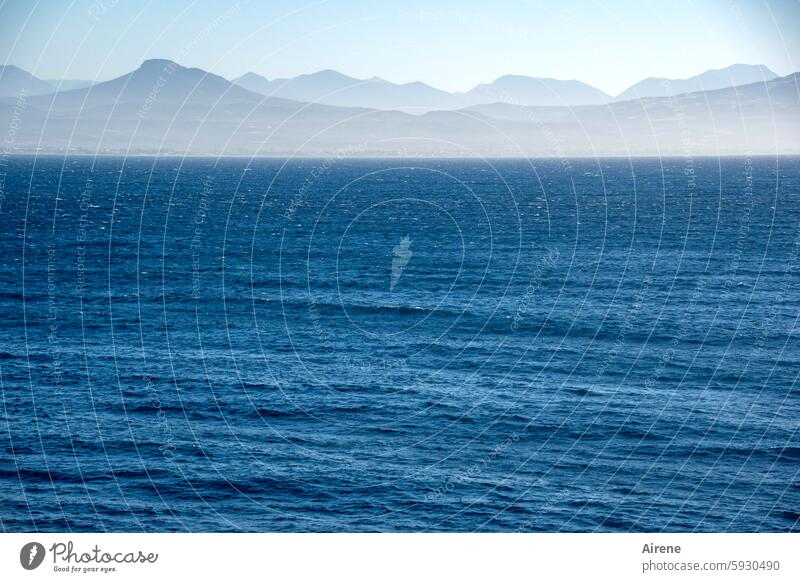 Land in Sicht blau Meer Urelemente Luft Himmel Wasser Leichtigkeit hell Panorama (Aussicht) Berge u. Gebirge Sehnsucht Freiheit Ferien & Urlaub & Reisen maritim