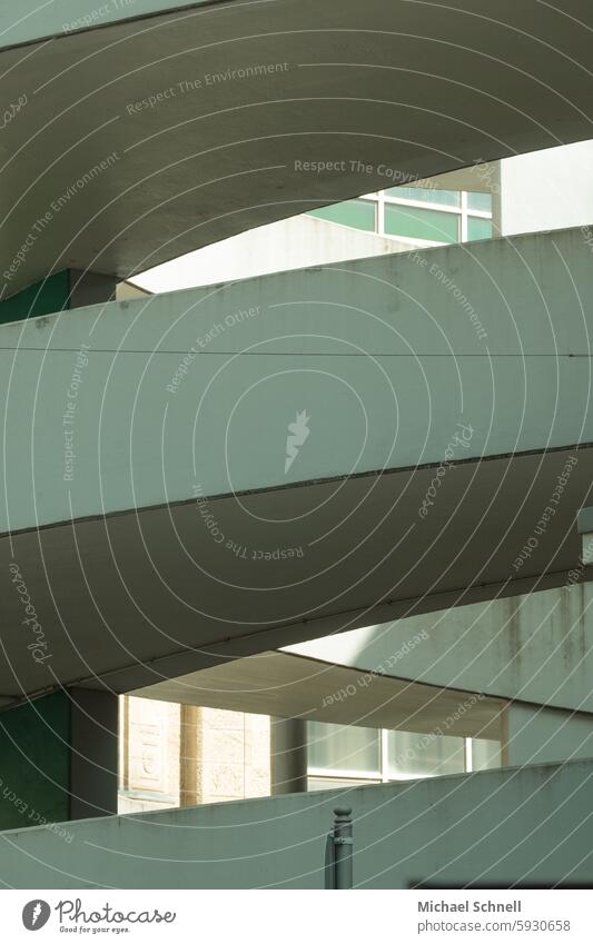 UT Nur Schweben ist schöner I Parkhaus: Auffahrt Linien Linien und Formen Strukturen & Formen Detailaufnahme Parkhausspindel parken Verkehr minimalistisch