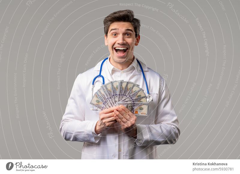 Reicher Arzt Mann mit Usd Geld. Handsome Medical Health Care Worker In White Coat mit Gehalt, Zahlung. Jackpot, Gewinn Errungenschaft Erwachsener Afroamerikaner