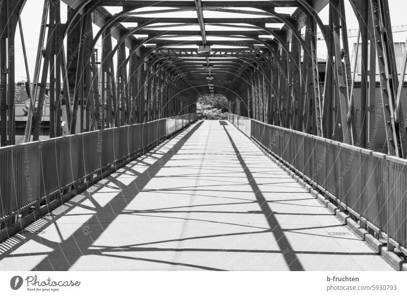 Alte Brücke aus Stahlkontruktion weg brücke Gerade gerade Weg Fussgängerweg Eisen Eisenträger Stahlkonstruktion alt geradeaus Wege & Pfade Gitte stahlbau